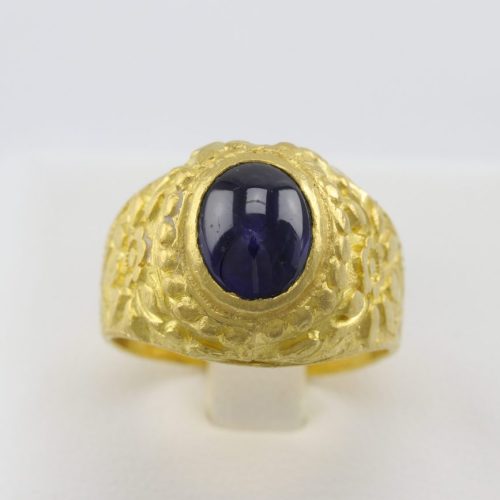 แหวนทองคำสลักลายพลอยน้ำเงิน