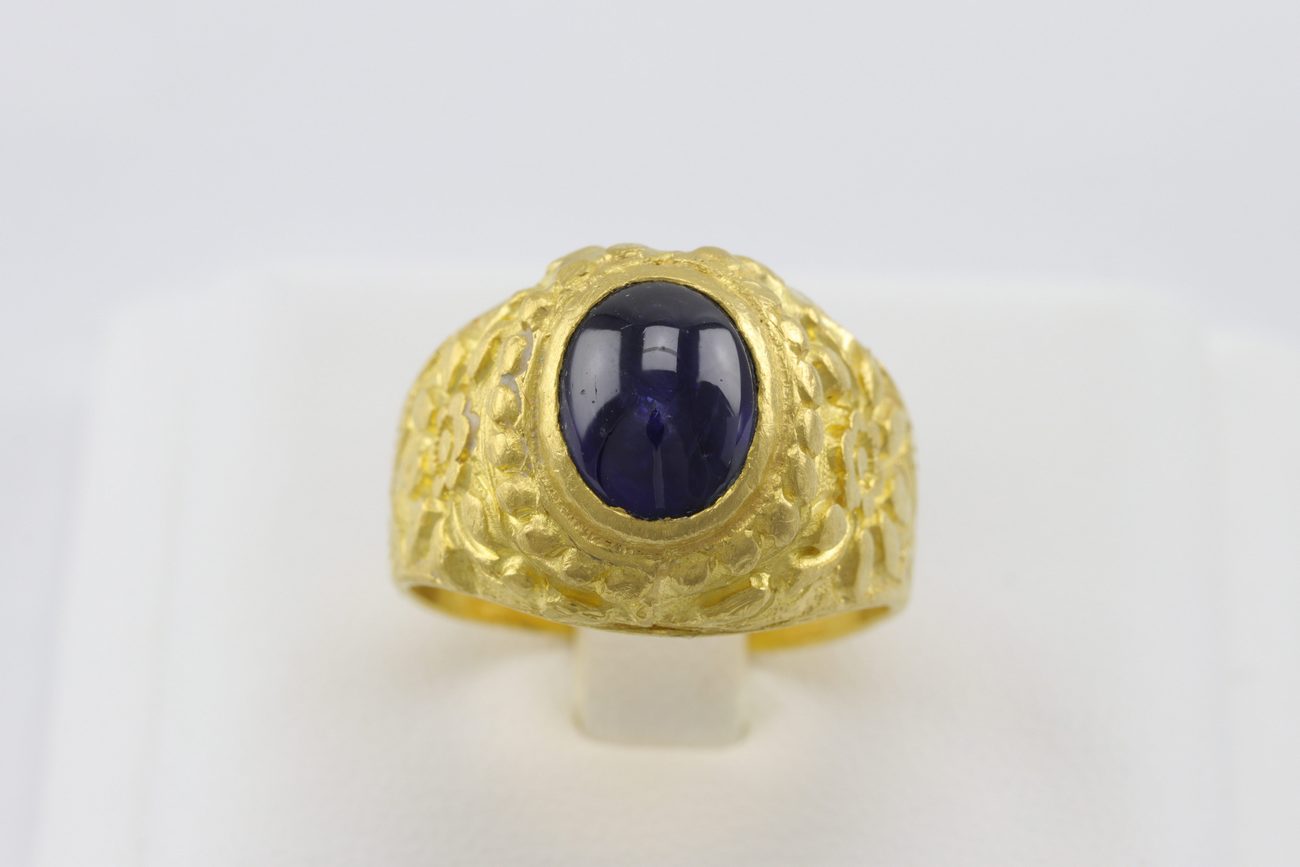 แหวนทองคำสลักลายพลอยน้ำเงิน-1