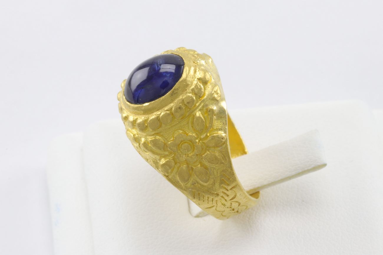 แหวนทองคำสลักลายพลอยน้ำเงิน-2