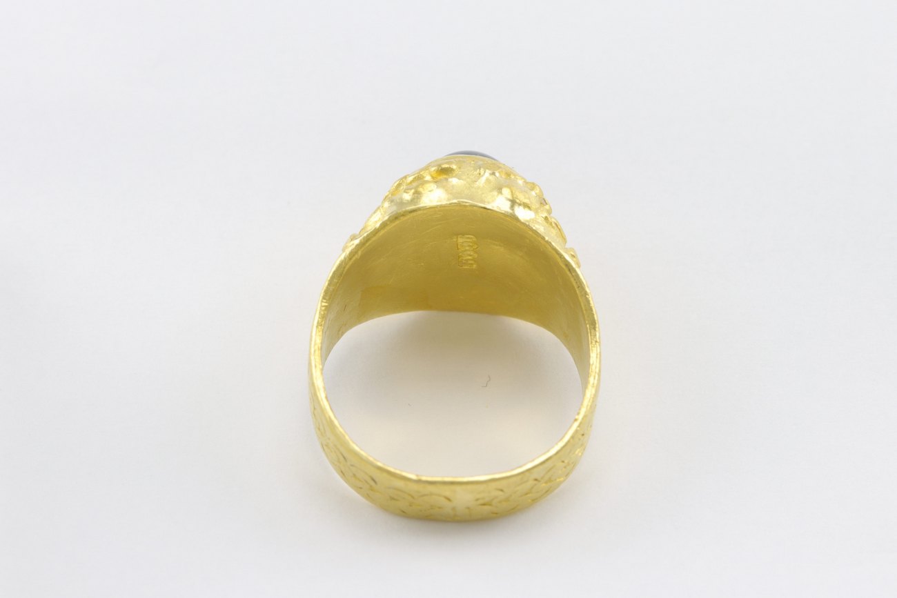 แหวนทองคำสลักลายพลอยน้ำเงิน-5