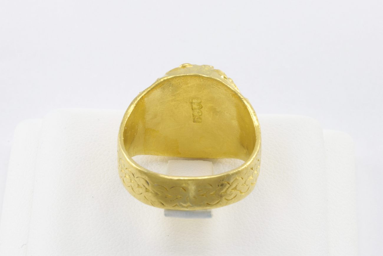 แหวนทองคำสลักลายพลอยน้ำเงิน-6