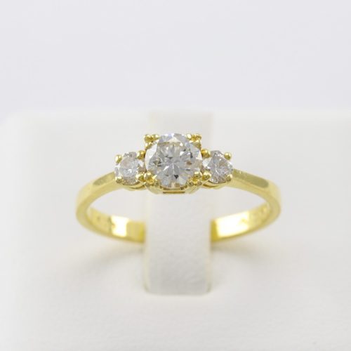 แหวนเพชรสามเม็ด