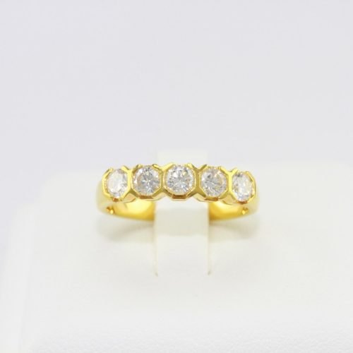 แหวนเพชรแถวห้าเม็ด