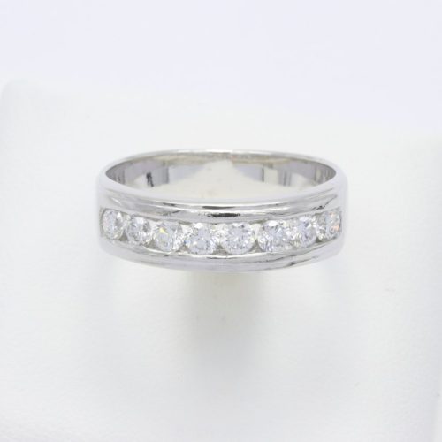 แหวนเพชรแถวแปดเม็ด